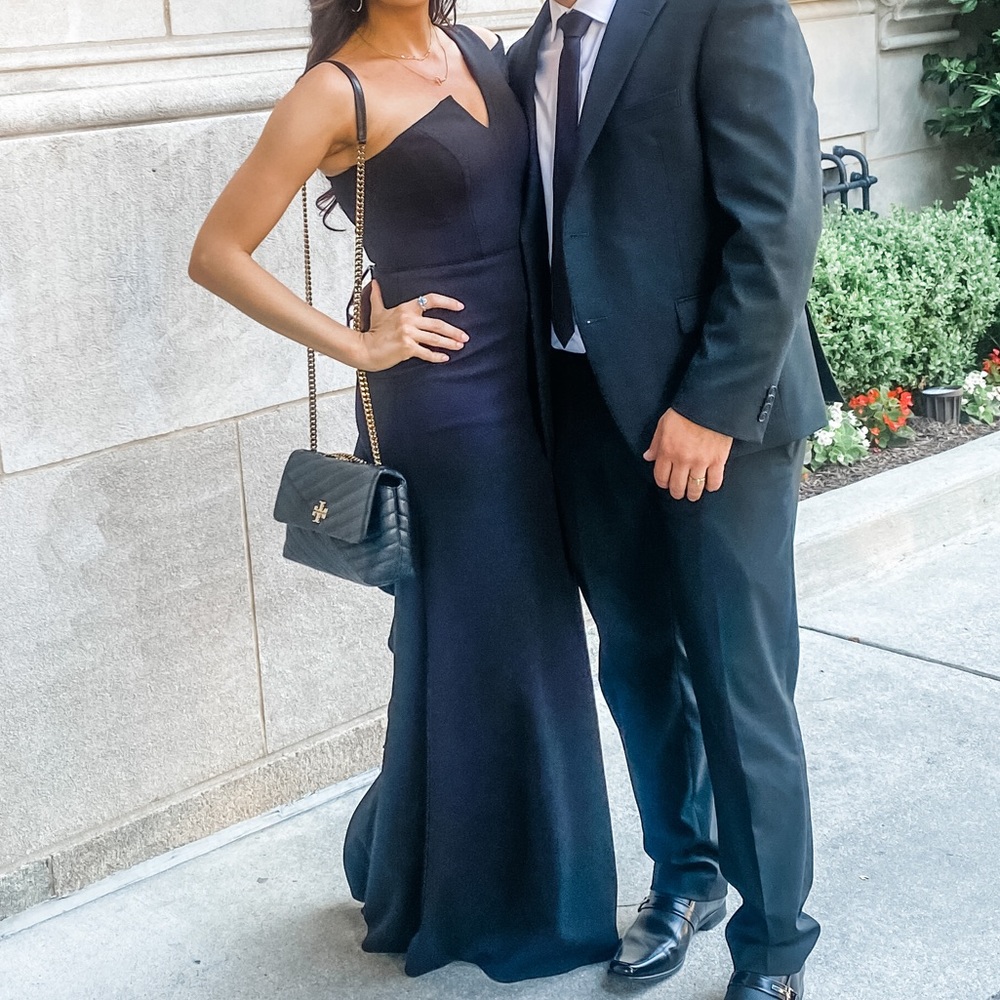 Great dress for a black tie wedding, worn once. Bloomingdale’s only line. Size 0